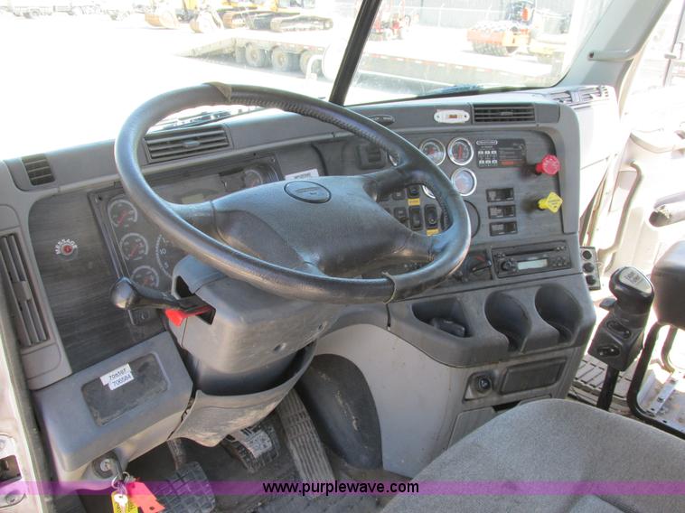 image for item A8723 2007 Freightliner Columbia semi truck