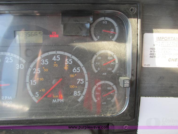 image for item A8723 2007 Freightliner Columbia semi truck