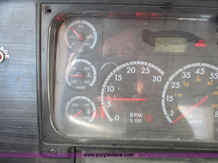 image for item A8723 2007 Freightliner Columbia semi truck