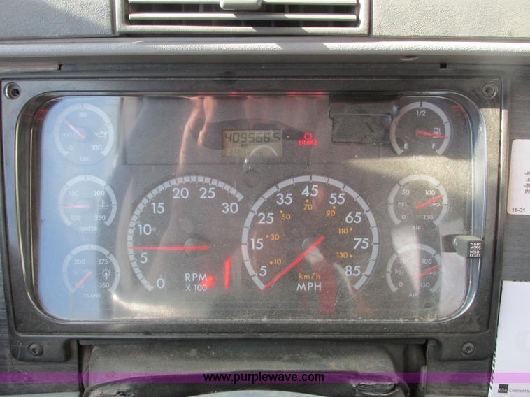 image for item A8723 2007 Freightliner Columbia semi truck