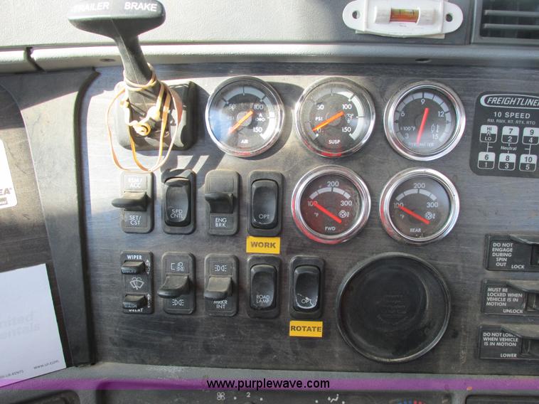 image for item A8723 2007 Freightliner Columbia semi truck