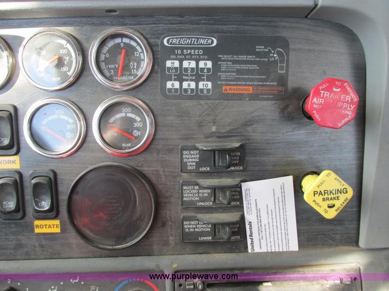 image for item A8723 2007 Freightliner Columbia semi truck