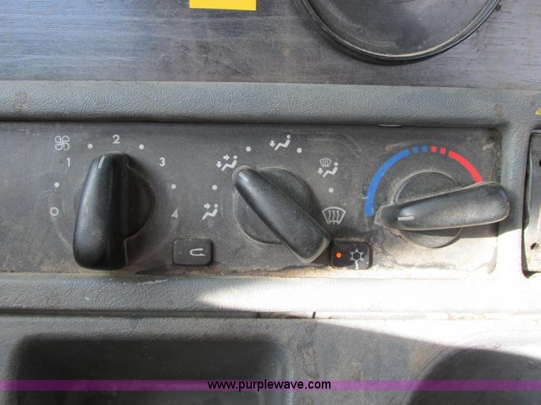 image for item A8723 2007 Freightliner Columbia semi truck