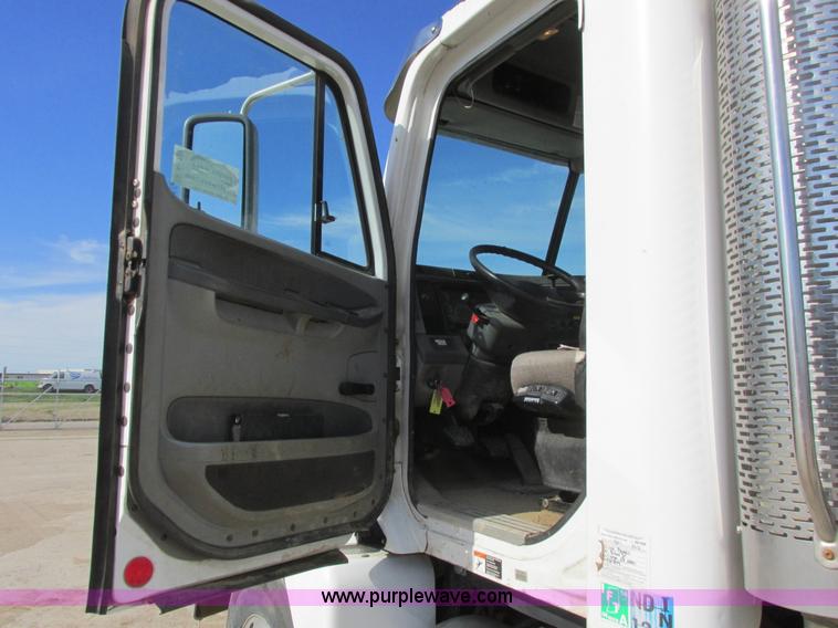 image for item A8723 2007 Freightliner Columbia semi truck