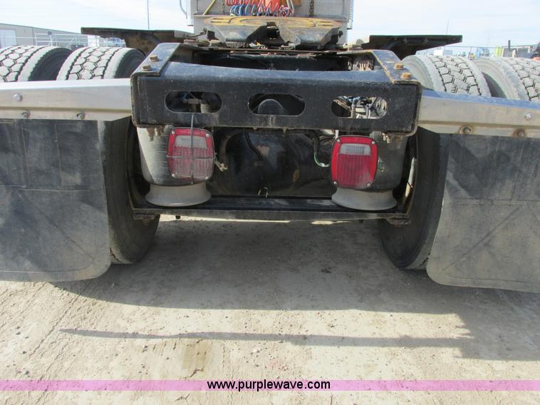 image for item A8723 2007 Freightliner Columbia semi truck