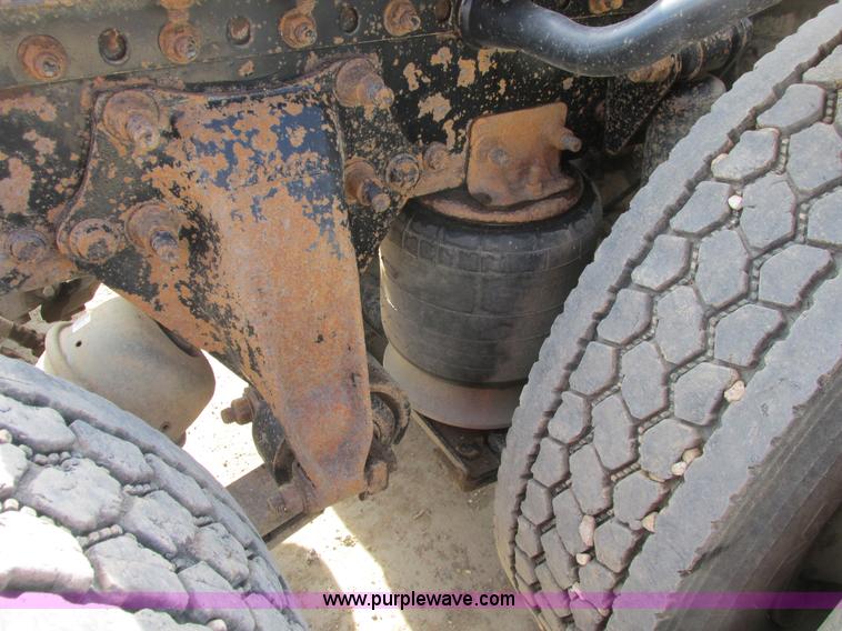 image for item A8723 2007 Freightliner Columbia semi truck