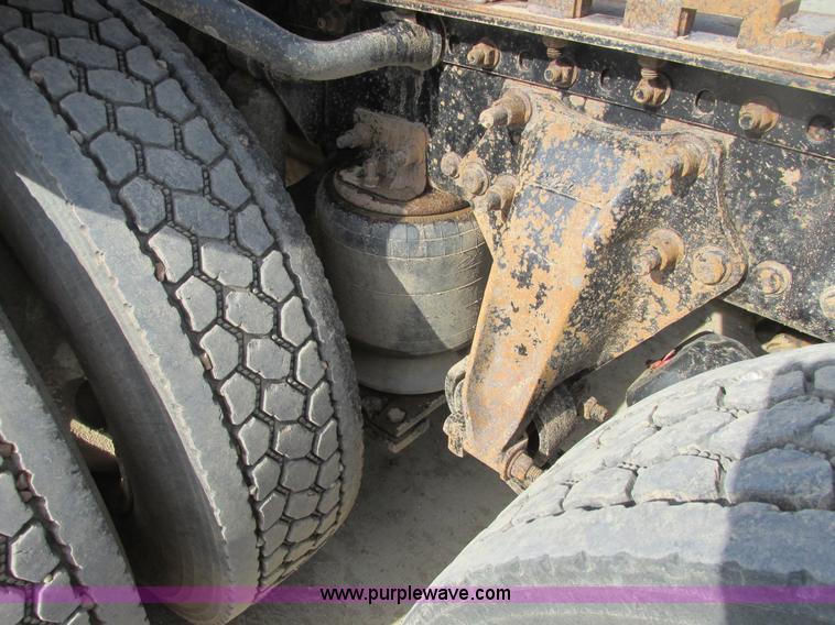 image for item A8723 2007 Freightliner Columbia semi truck