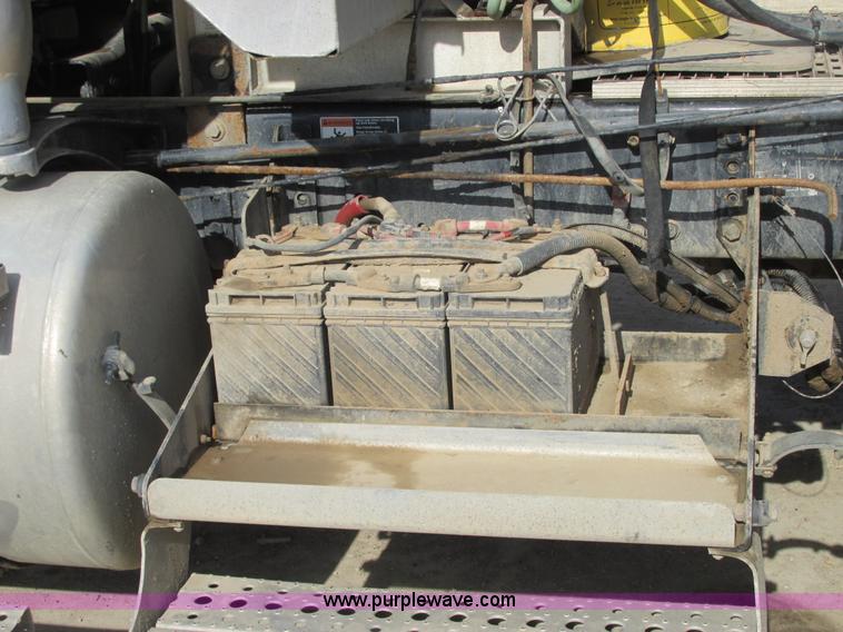 image for item A8723 2007 Freightliner Columbia semi truck