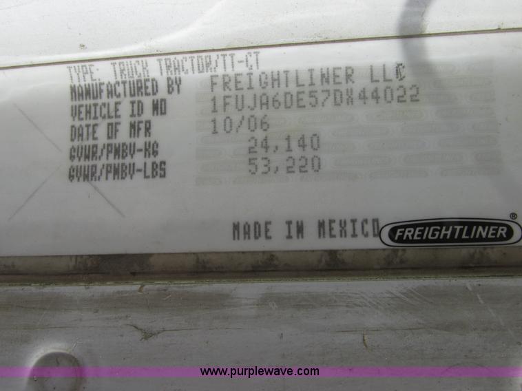 image for item A8723 2007 Freightliner Columbia semi truck