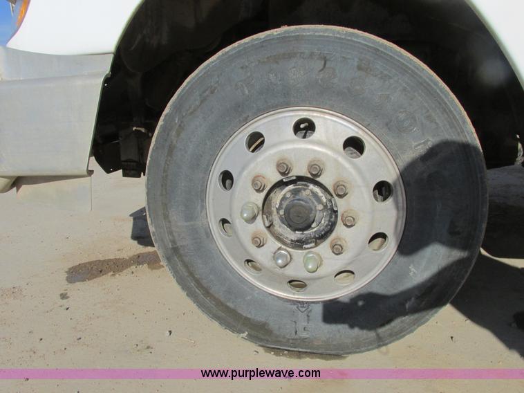 image for item A8723 2007 Freightliner Columbia semi truck