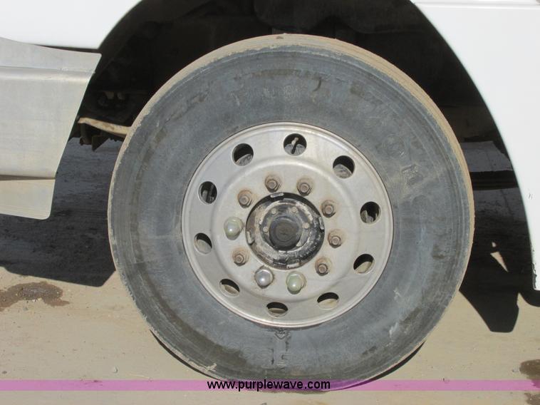 image for item A8723 2007 Freightliner Columbia semi truck