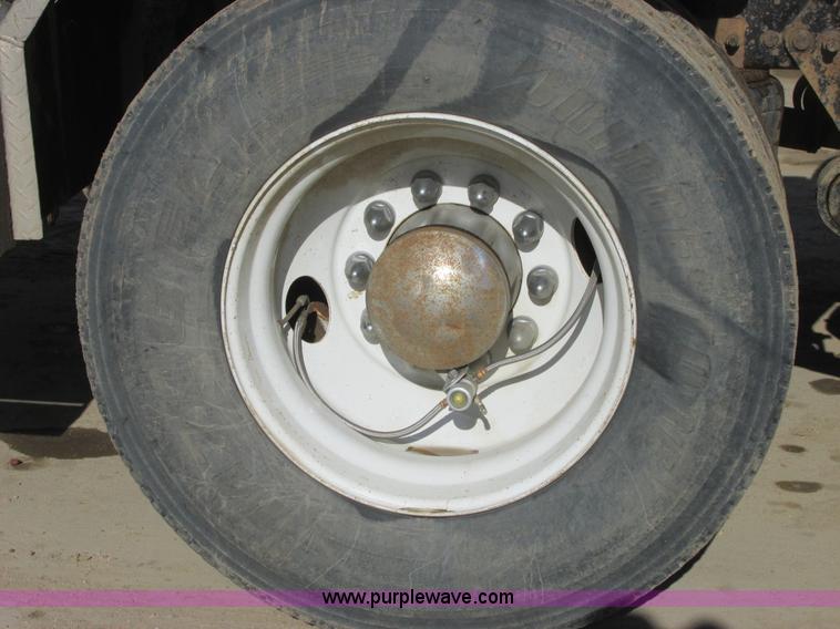 image for item A8723 2007 Freightliner Columbia semi truck