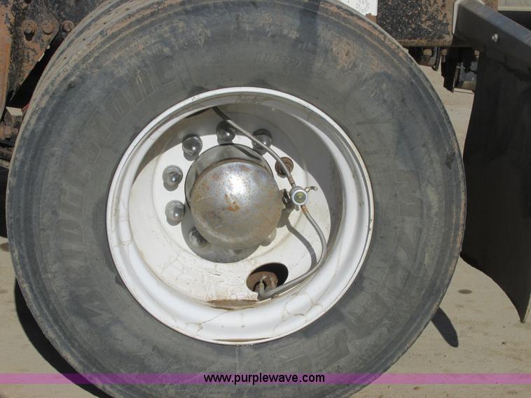 image for item A8723 2007 Freightliner Columbia semi truck