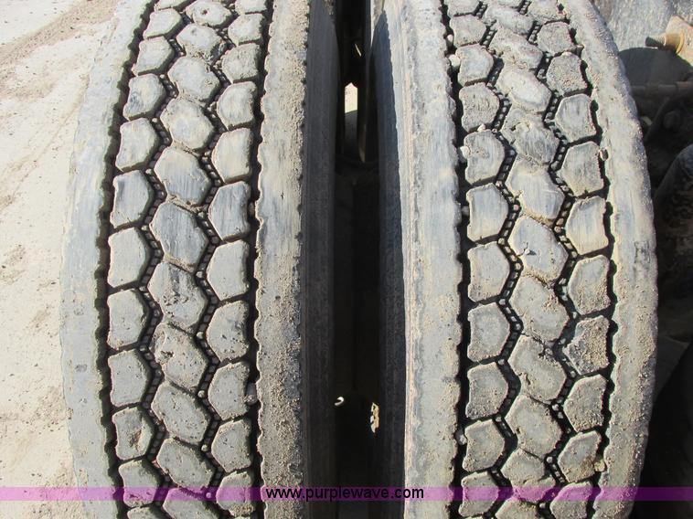 image for item A8723 2007 Freightliner Columbia semi truck