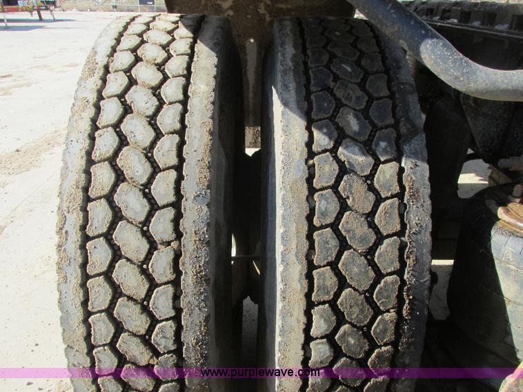 image for item A8723 2007 Freightliner Columbia semi truck