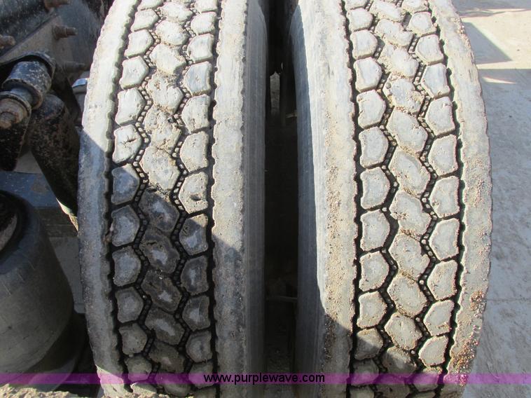 image for item A8723 2007 Freightliner Columbia semi truck