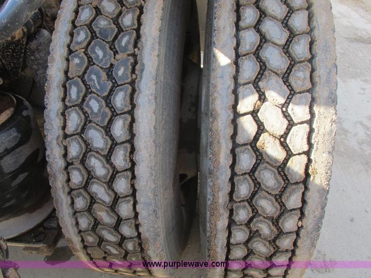 image for item A8723 2007 Freightliner Columbia semi truck