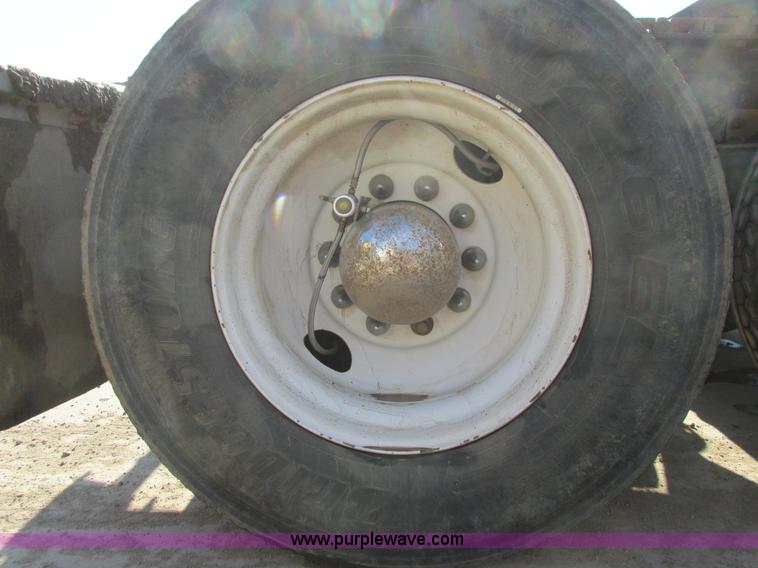 image for item A8723 2007 Freightliner Columbia semi truck