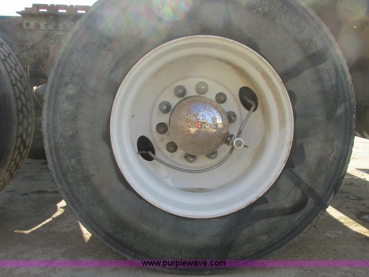 image for item A8723 2007 Freightliner Columbia semi truck