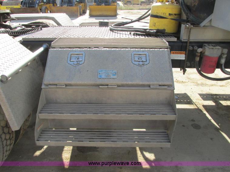 image for item A8723 2007 Freightliner Columbia semi truck