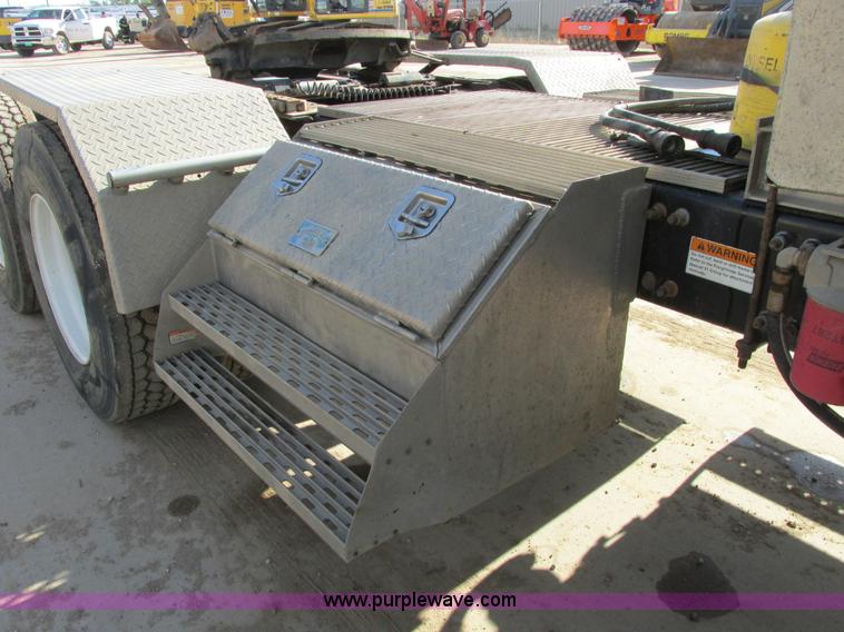 image for item A8723 2007 Freightliner Columbia semi truck