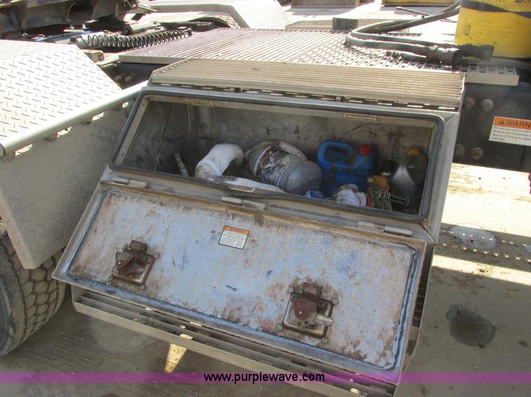 image for item A8723 2007 Freightliner Columbia semi truck