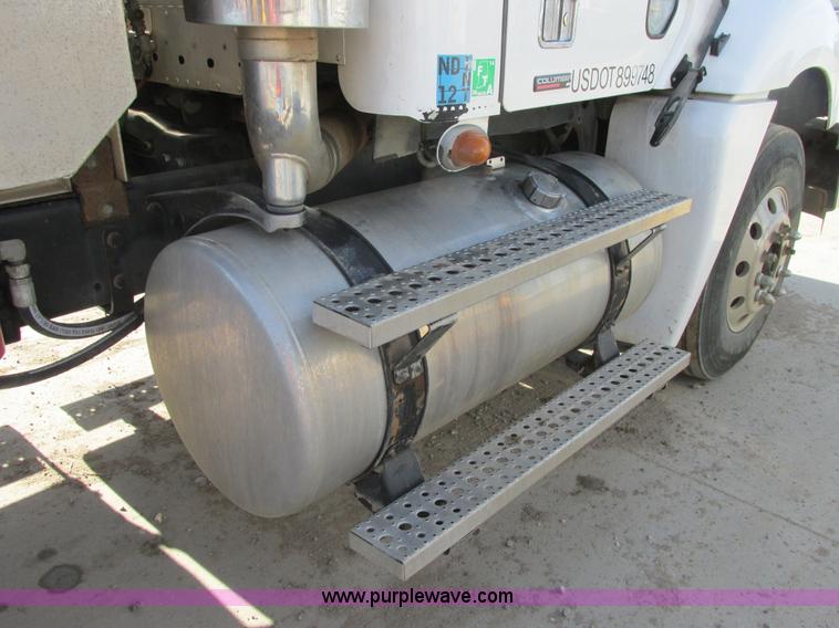 image for item A8723 2007 Freightliner Columbia semi truck