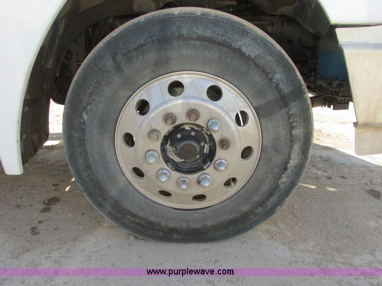 image for item A8723 2007 Freightliner Columbia semi truck