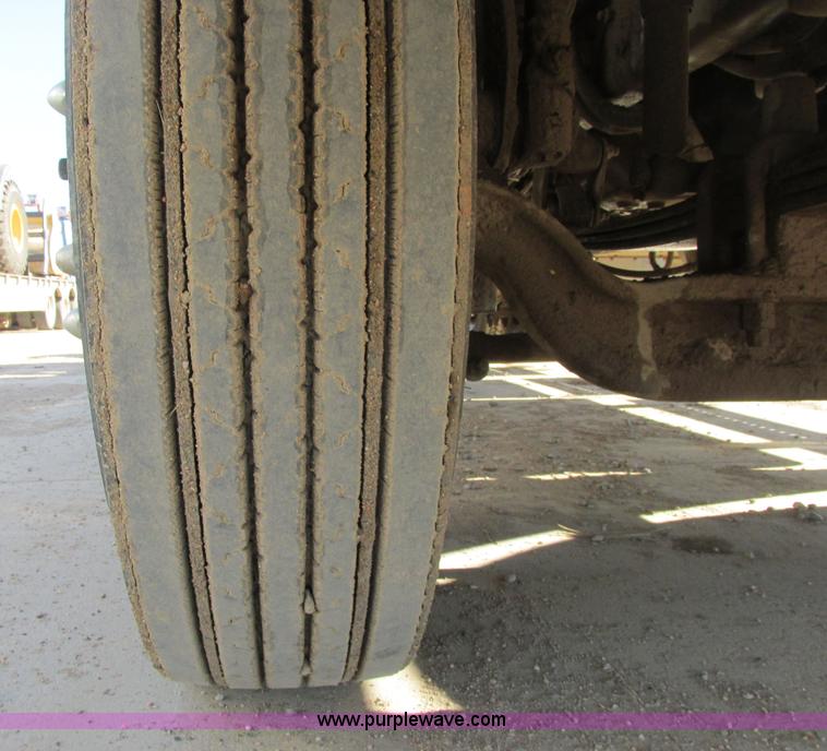 image for item A8723 2007 Freightliner Columbia semi truck