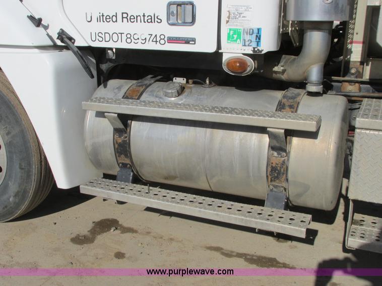 image for item A8723 2007 Freightliner Columbia semi truck