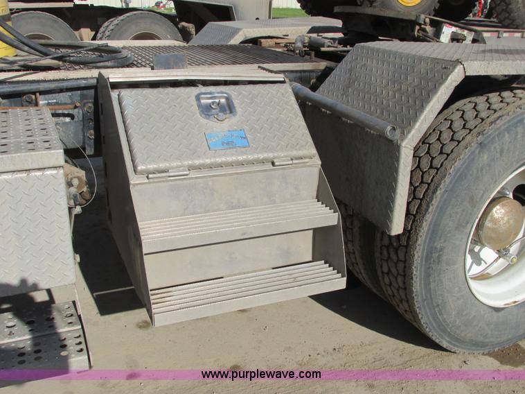 image for item A8723 2007 Freightliner Columbia semi truck