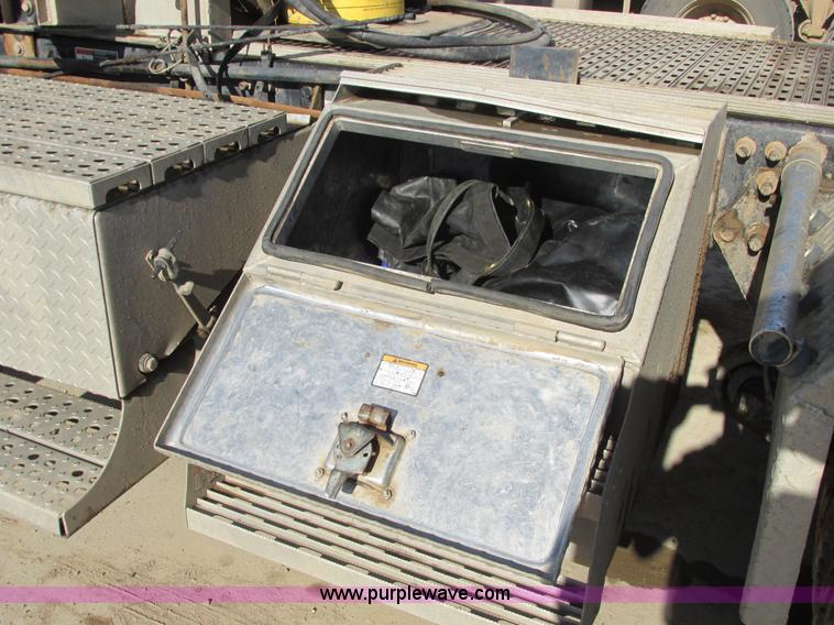 image for item A8723 2007 Freightliner Columbia semi truck