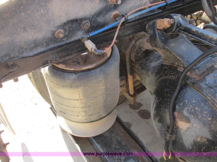 image for item A8723 2007 Freightliner Columbia semi truck