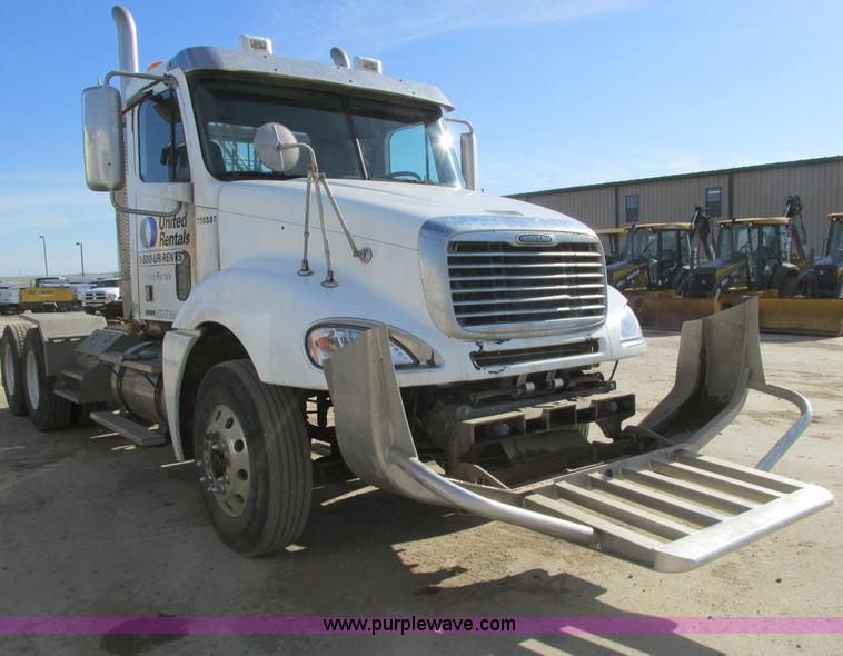 image for item A8723 2007 Freightliner Columbia semi truck