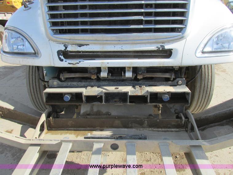 image for item A8723 2007 Freightliner Columbia semi truck
