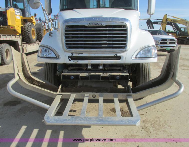 image for item A8723 2007 Freightliner Columbia semi truck