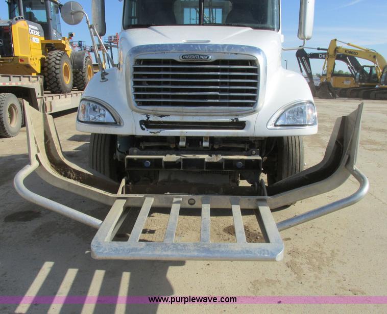 image for item A8723 2007 Freightliner Columbia semi truck