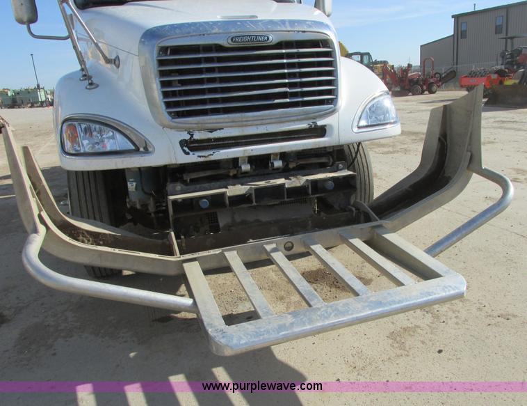 image for item A8723 2007 Freightliner Columbia semi truck