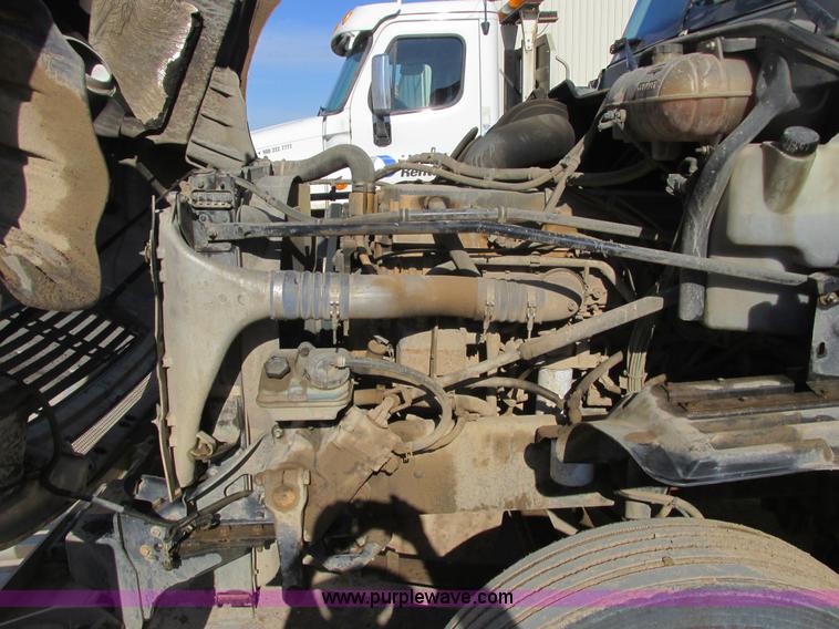 image for item A8723 2007 Freightliner Columbia semi truck