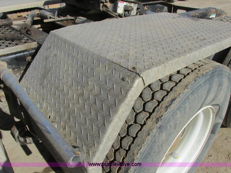 image for item A8723 2007 Freightliner Columbia semi truck