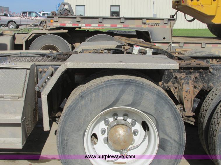 image for item A8723 2007 Freightliner Columbia semi truck