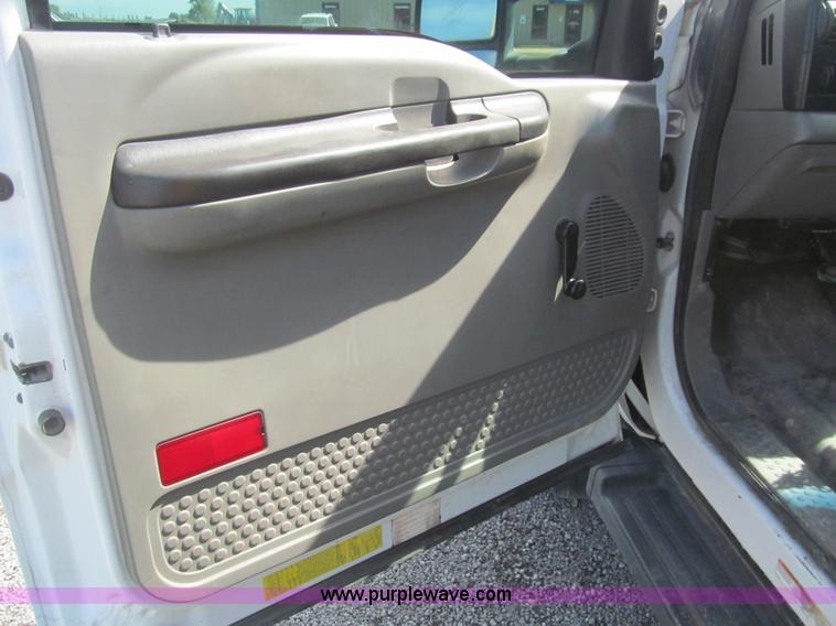 image for item AQ9811 2006 Ford F550 Super Duty XL service truck with crane