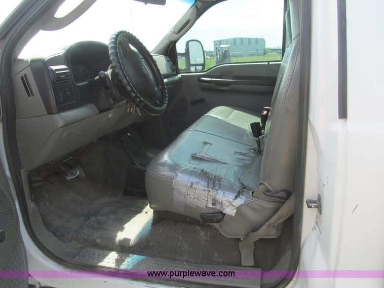 image for item AQ9811 2006 Ford F550 Super Duty XL service truck with crane