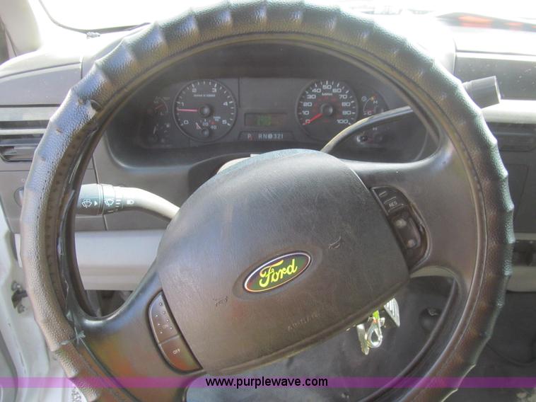 image for item AQ9811 2006 Ford F550 Super Duty XL service truck with crane