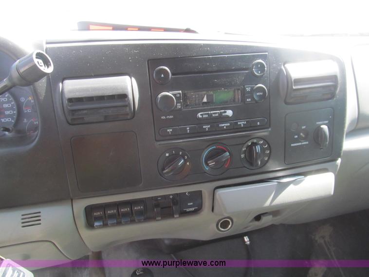 image for item AQ9811 2006 Ford F550 Super Duty XL service truck with crane