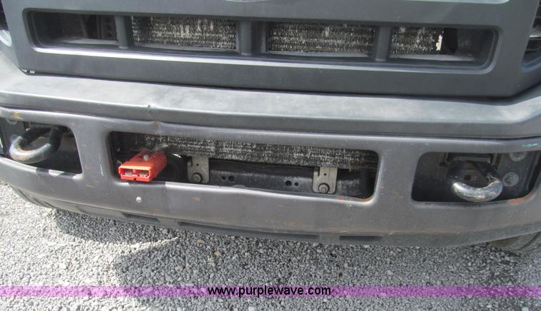 image for item AQ9811 2006 Ford F550 Super Duty XL service truck with crane