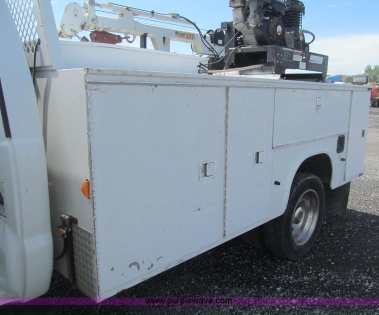 image for item AQ9811 2006 Ford F550 Super Duty XL service truck with crane