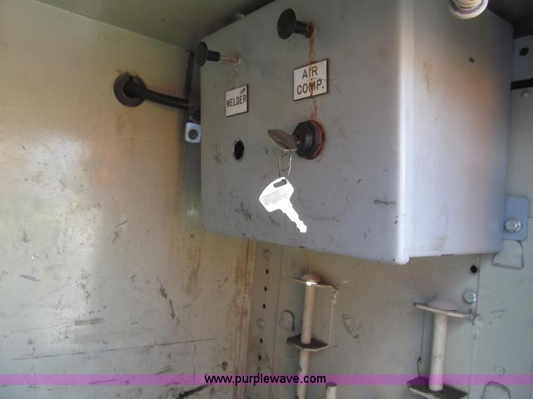 image for item AQ9811 2006 Ford F550 Super Duty XL service truck with crane