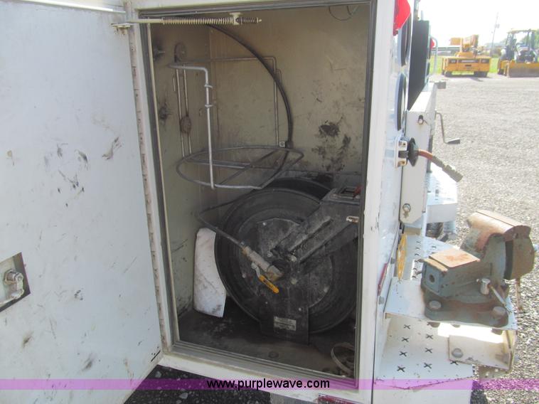 image for item AQ9811 2006 Ford F550 Super Duty XL service truck with crane