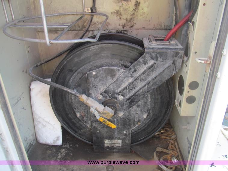 image for item AQ9811 2006 Ford F550 Super Duty XL service truck with crane